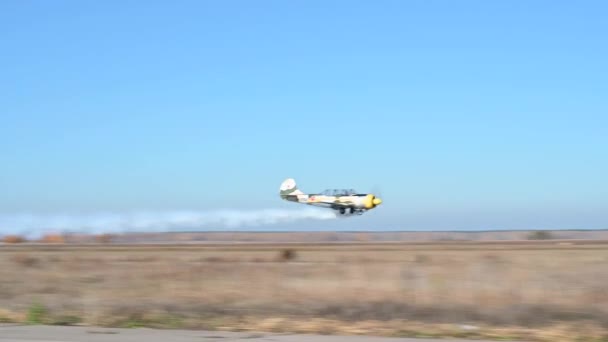 Petit avion volant au-dessus du ciel bleu — Video