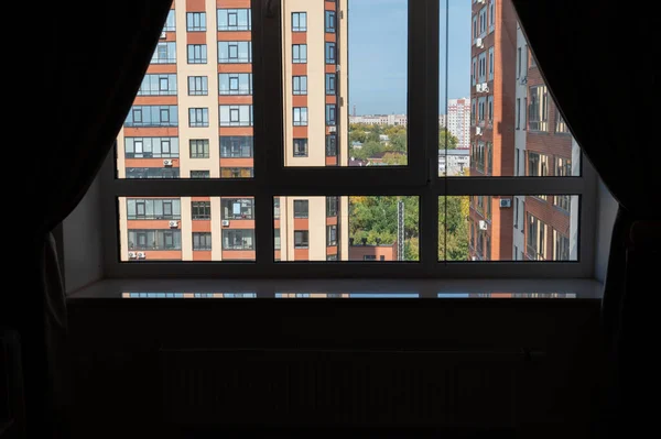 Blick aus dem Zimmer mit großem Fenster — Stockfoto