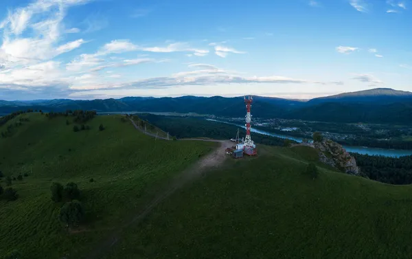 Aereo drone colpo di bellezza alba sulla vetta — Foto Stock