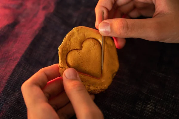 Händerna närbild skrapa brunt socker karamell godis — Stockfoto