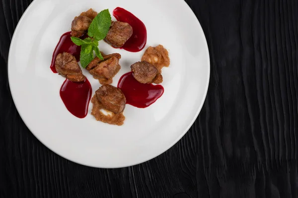 Fried pork meat with zucchini puree — Stock Photo, Image