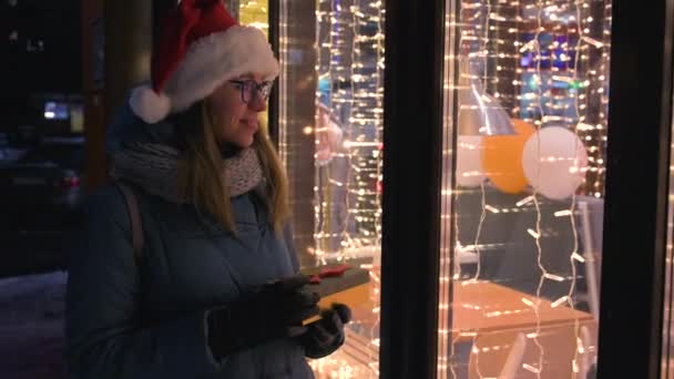 Mulher bonita em chapéu de Pai Natal — Vídeo de Stock