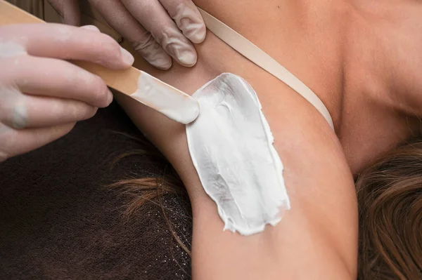 Kosmetikerin in Schönheitsklinik führt Epilation durch — Stockfoto