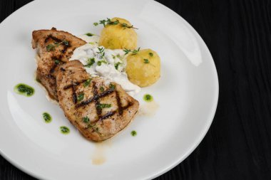 Yanında ızgara domuz eti.