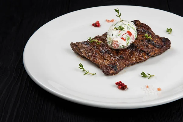 Jupe grillée steak de viande de bœuf sur une assiette — Photo