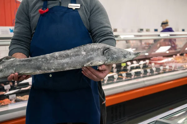 Trabalhador do sexo masculino do mercado de peixe ou peixeiro — Fotografia de Stock