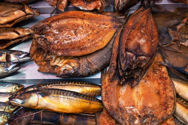Różne wędzone produkty rybne — Zdjęcie stockowe