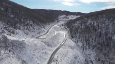 Dağlarda dolambaçlı yol havadan görünümü
