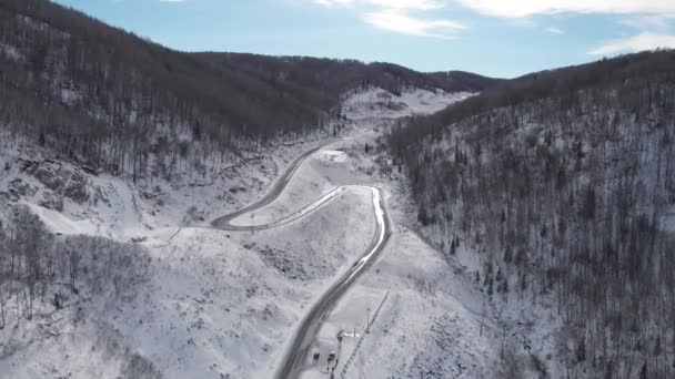 Letecký pohled na klikaté silnici v horách — Stock video
