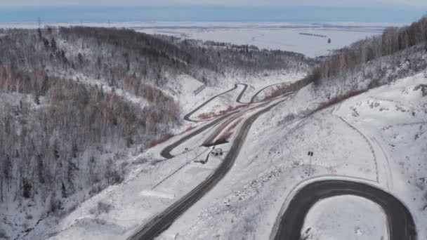 Вид з повітря на звивисту дорогу в горах — стокове відео