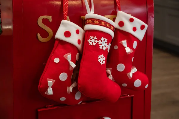 Caixa de correio vermelho santa — Fotografia de Stock