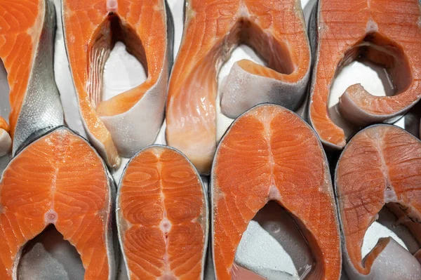 Bifes de salmão peixe closeup em um mercado — Fotografia de Stock