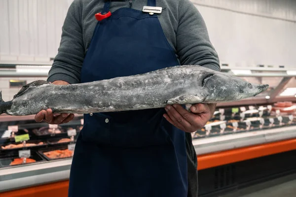 Muž obchodník s rybami nebo pracovník trhu s rybami — Stock fotografie