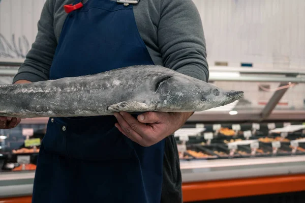 Trabalhador do sexo masculino do mercado de peixe ou peixeiro — Fotografia de Stock