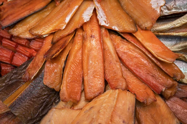Різні копчені рибні продукти — стокове фото