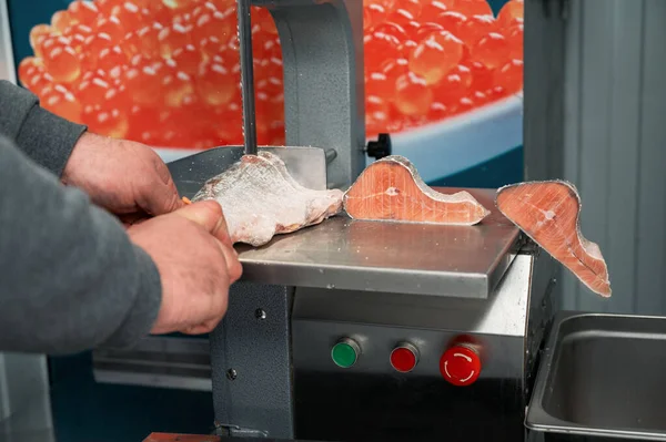 Service for cutting fish on a steak in a fish supermarket — Stock Photo, Image