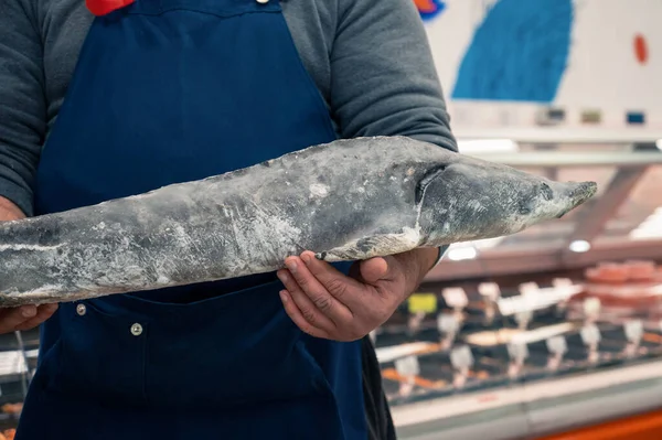 Продавец рыбы или работник рыбного рынка — стоковое фото