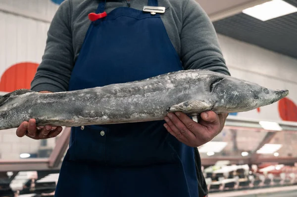 Manlig fiskhandlare eller fiskmarknadsarbetare — Stockfoto