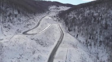 Dağlarda dolambaçlı yol havadan görünümü