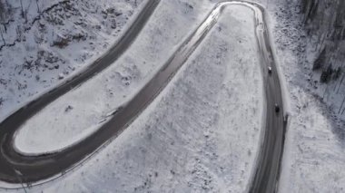Dağlarda dolambaçlı yol havadan görünümü
