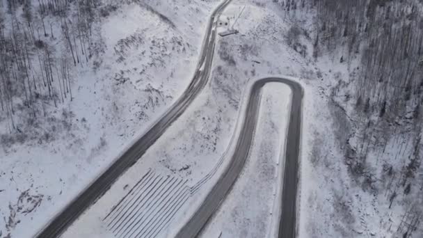 Вид з повітря на звивисту дорогу в горах — стокове відео