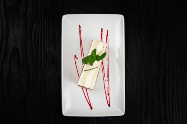 Lezzetli karamelli kek tabağı.