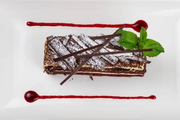 Schokoladenkuchen mit Minzblättern — Stockfoto