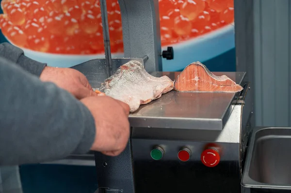 Servicio para cortar pescado en un bistec en un supermercado de pescado —  Fotos de Stock