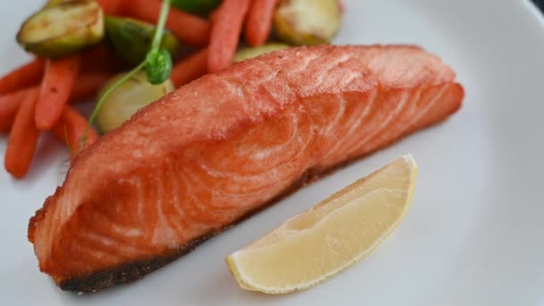 Peixe de salmão grelhado com vários legumes — Vídeo de Stock