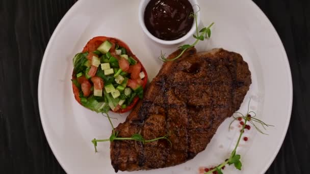 Gegrilde zwarte angus steak — Stockvideo