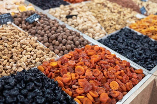 Frutas secas y frutos secos en el mercado alimentario — Foto de Stock