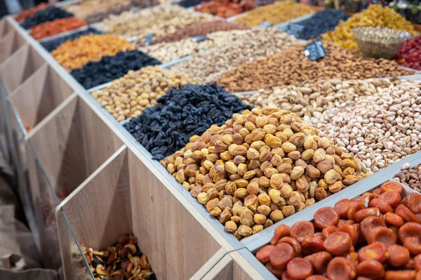 Frutas secas y frutos secos en el mercado alimentario —  Fotos de Stock