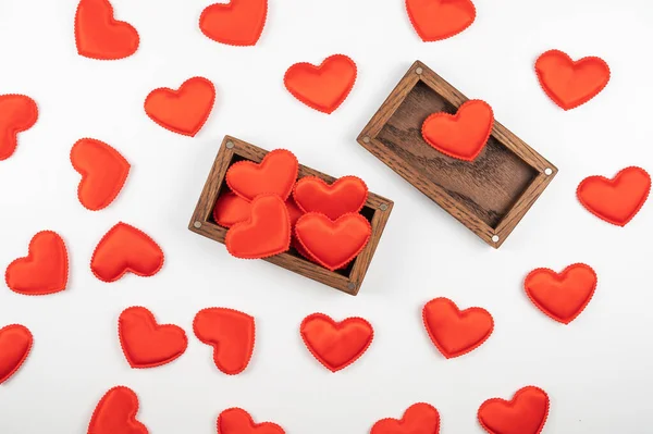 San Valentino sfondo in legno bianco con scatola regalo con cuori rossi — Foto Stock