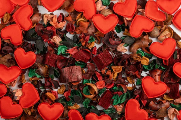 Différentes fleurs sèches avec fond de coeur rouge — Photo