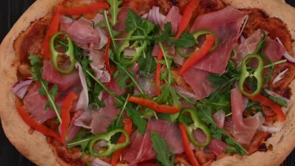 Pizza au bacon, poivre et roquette — Video