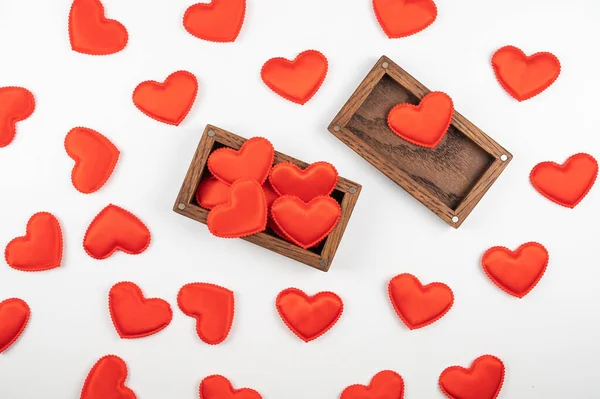 Valentin nap fehér fa háttér ajándék doboz piros szív — Stock Fotó