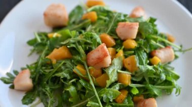 Deniz tarağı aromalı lezzetli salata.
