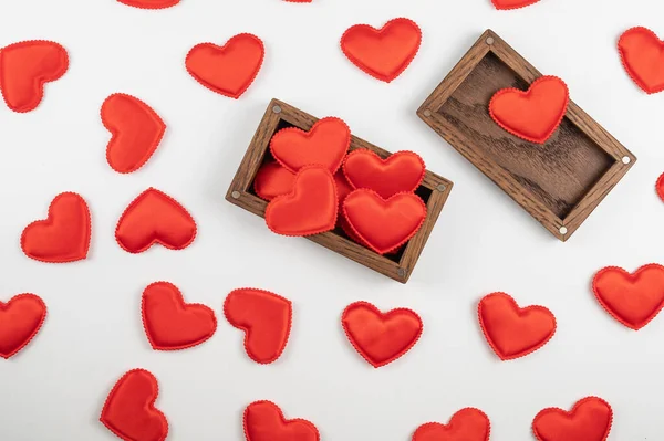 San Valentín fondo de madera blanca con caja de regalo con corazones rojos —  Fotos de Stock