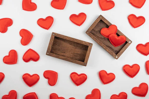 San Valentino sfondo in legno bianco con scatola regalo con cuori rossi — Foto Stock