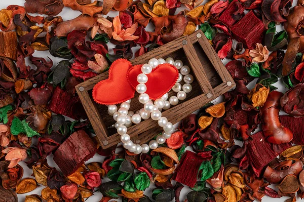 Μαργαριτάρι κοσμήματα με κόκκινες καρδιές σε ξύλινο κουτί — Φωτογραφία Αρχείου