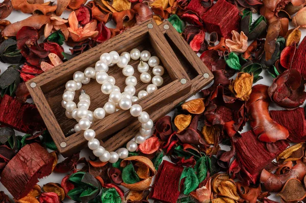 Joyería de perlas con caja de madera —  Fotos de Stock