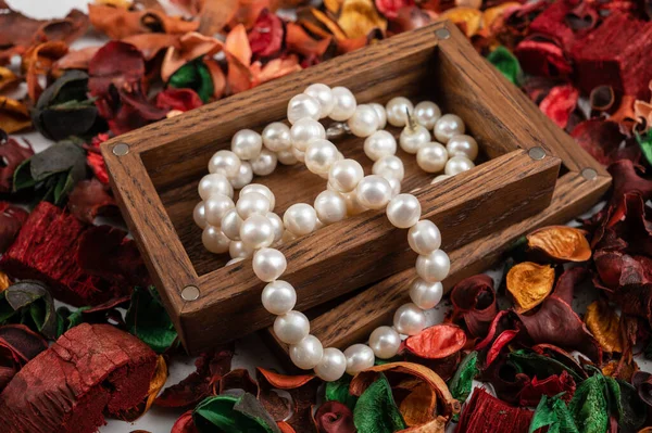 Perlové šperky s v dřevěné krabici — Stock fotografie