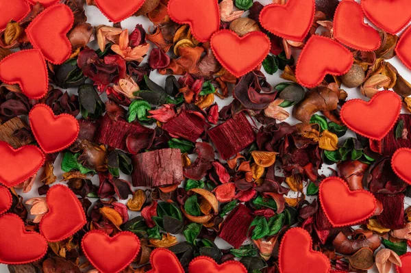 Diferentes flores secas con corazones rojos fondo — Foto de Stock