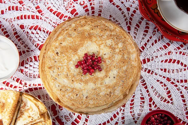 Ruský palačinkový blini s bobulemi a zakysanou smetanou — Stock fotografie