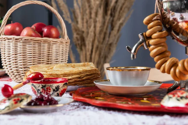 Panqueques rusos blini con taza de té samovar y secado en la mesa —  Fotos de Stock