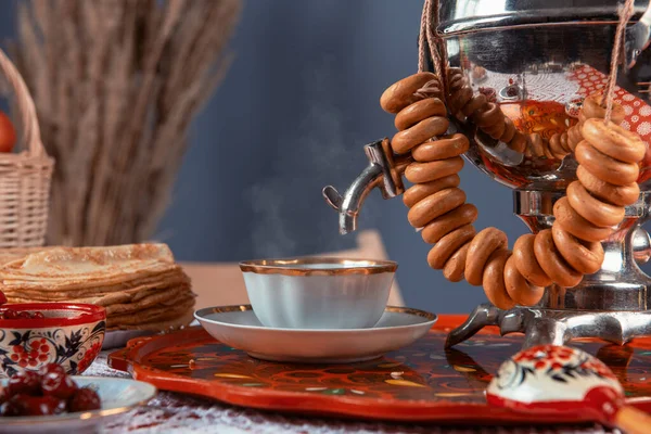 Panquecas russas blini com xícara de chá samovar e secagem na mesa Fotografias De Stock Royalty-Free