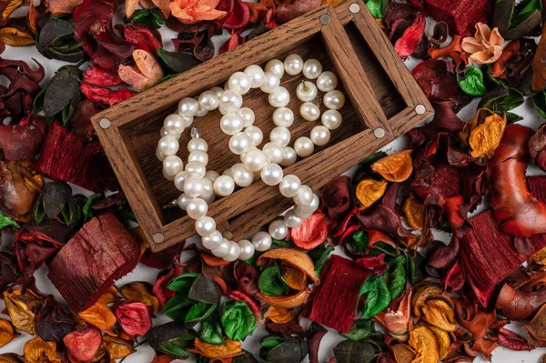 Joyería de perlas con caja de madera —  Fotos de Stock