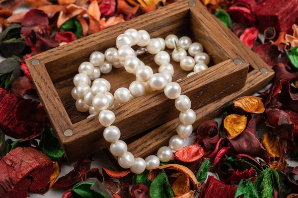 镶嵌在木箱中的珍珠首饰 — 图库照片