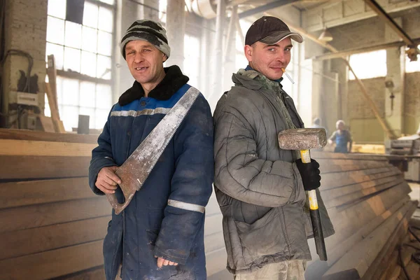 İki beceriksiz inşaat işçisi. Stok Fotoğraf