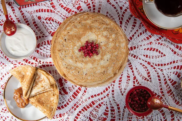 Russian pancake blini with berries and sour cream — Stock Photo, Image